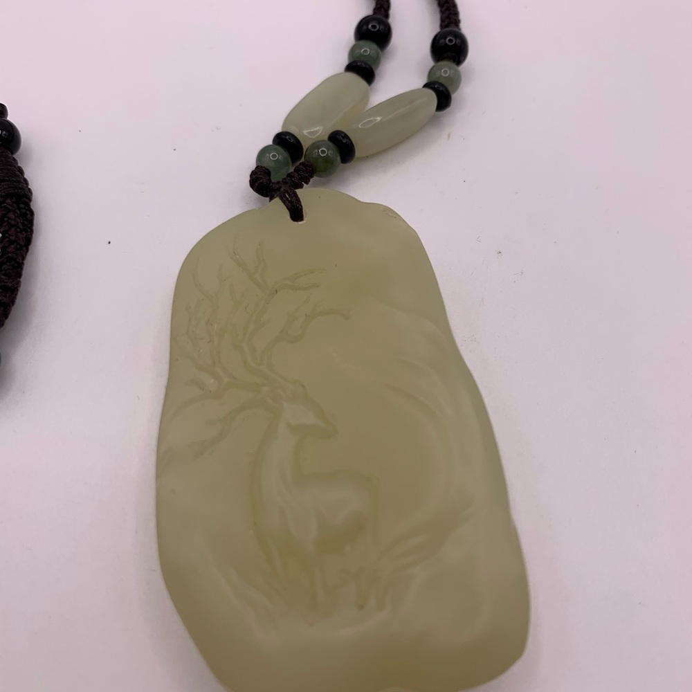 Gorgeous Hetian Jade necklace with carved deer detailing - Picture 2 of 7